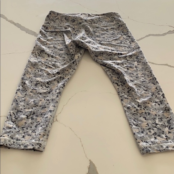 Lululemon crop pants size 6 - Picture 2 of 3